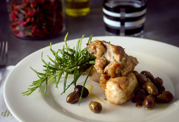 Coniglio con patate e olive, il secondo perfetto per la domenica