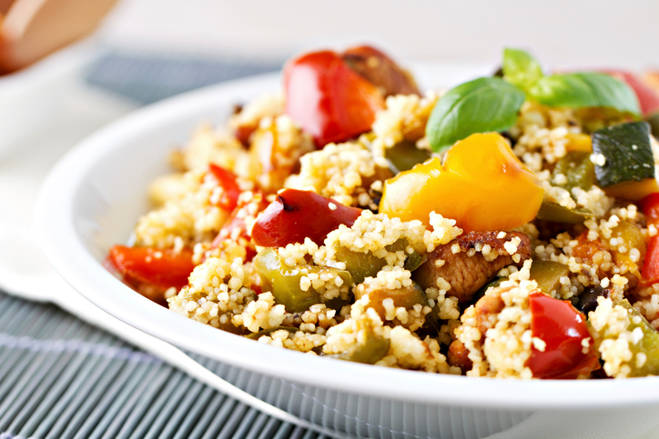 Il cous cous pollo e peperoni per un pranzo appagante