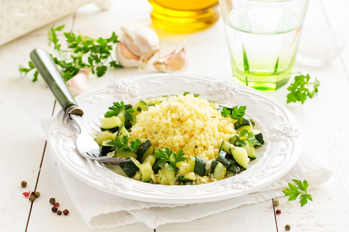 Il cous cous con zucchine arrostite e pomodorini per le cene d’estate