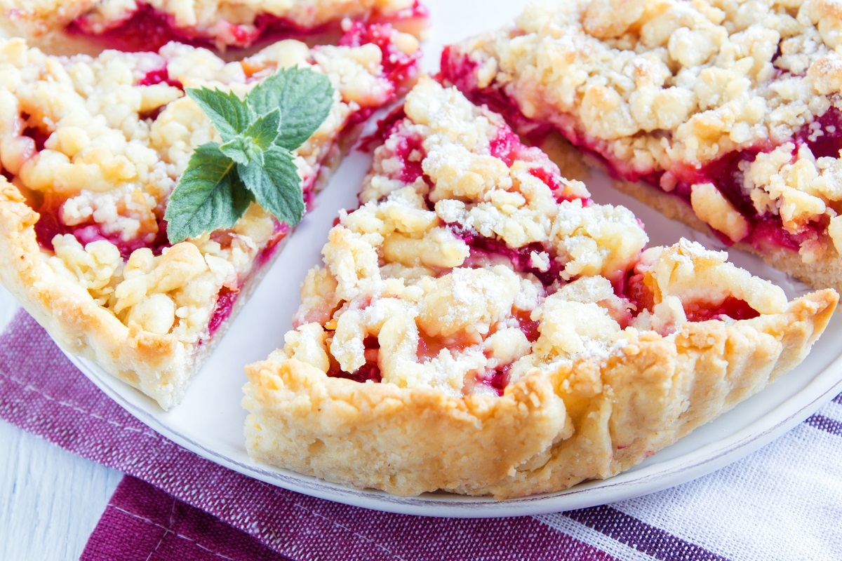 La ricetta della crostata con ricotta e marmellata di ciliegie