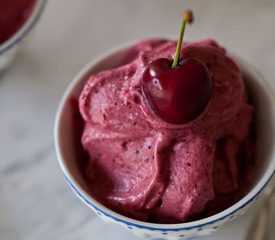 Il gelato di ciliegie senza panna con la ricetta leggera