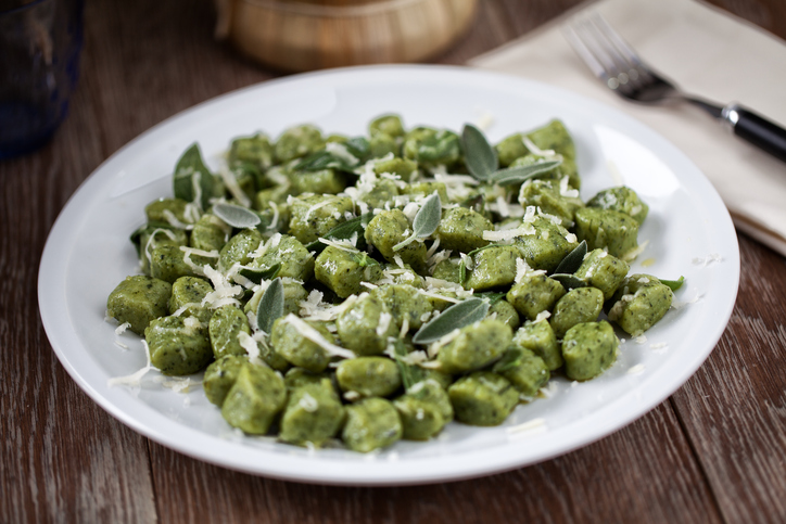 Gli gnocchi di pane e spinaci per un primo diverso dal solito