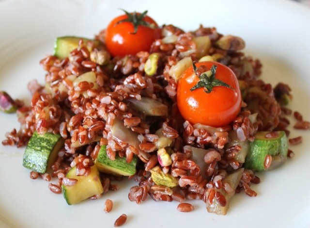 L&#8217;insalata di riso rosso con verdure facile da preparare