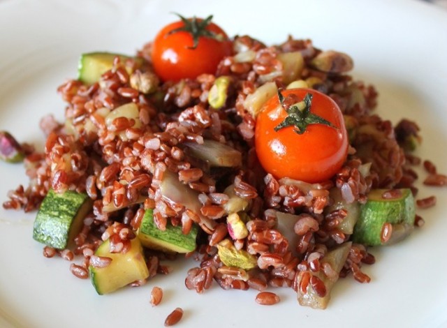 L’insalata di riso rosso con verdure facile da preparare