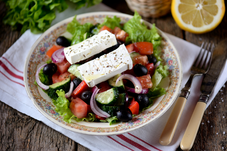 Insalata greca: la classica ricetta con feta, pomodori e olive