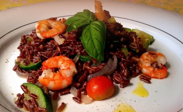 L’insalata di riso rosso con gamberi perfetta per il pranzo