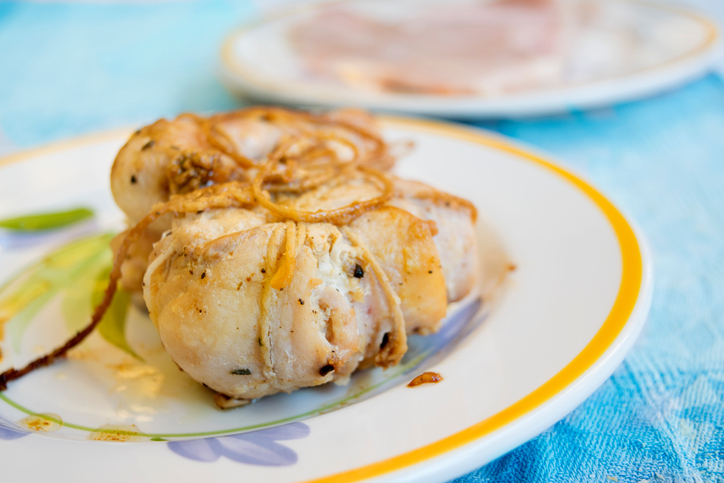 Gli involtini di tacchino, prosciutto e formaggio semplici da preparare