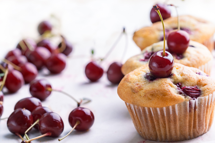 I muffin con le ciliegie sciroppate per una merenda golosa