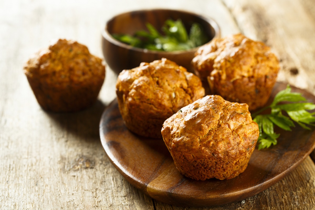 I muffin salati con pesto rosso e scamorza per cene speciali