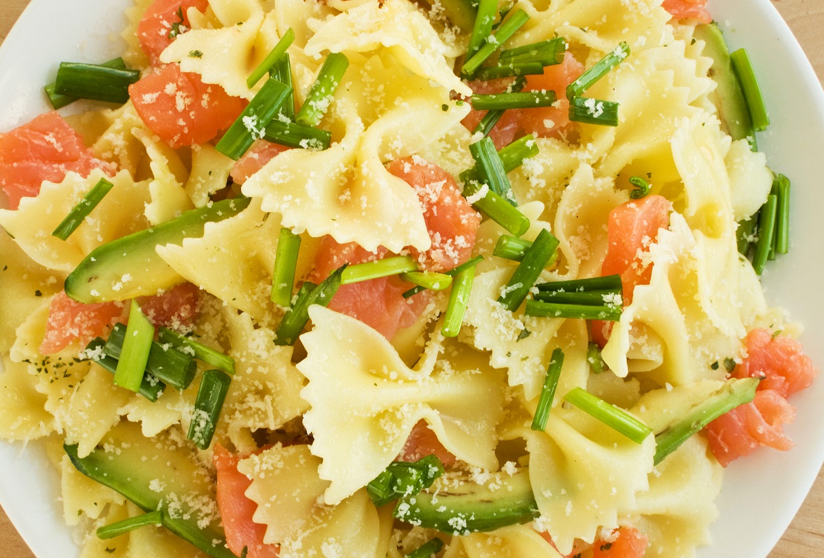 La pasta fredda con avocado e salmone con la ricetta veloce