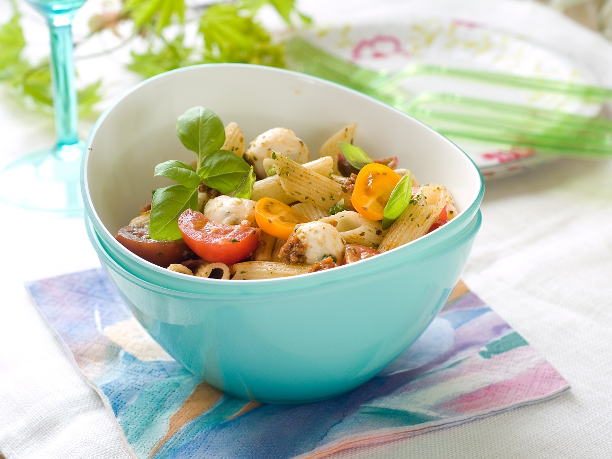 Pasta fredda al pesto, la ricetta veloce per l’estate