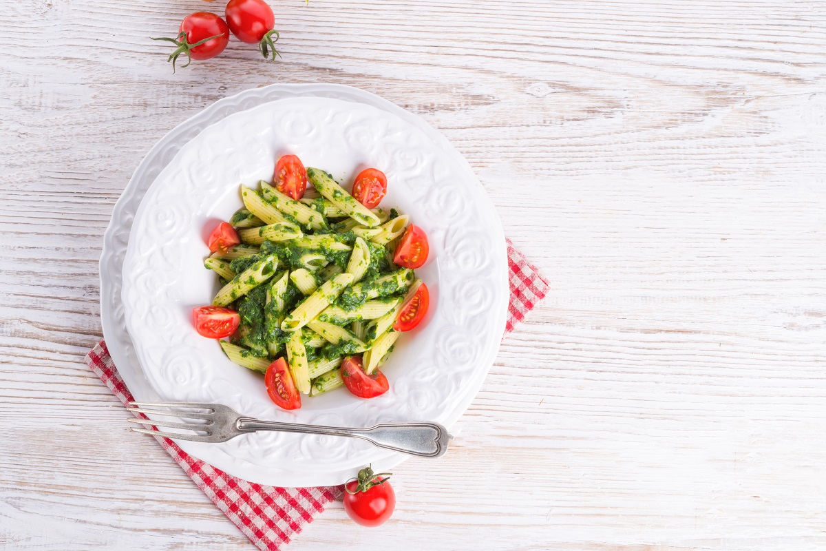 Pasta fredda con pesto e pomodorini: la ricetta