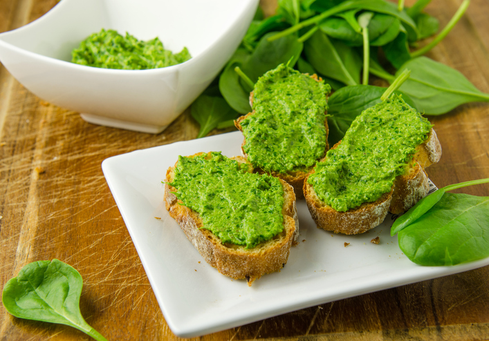 Come preparare il pesto di spinaci e mandorle in 5 minuti