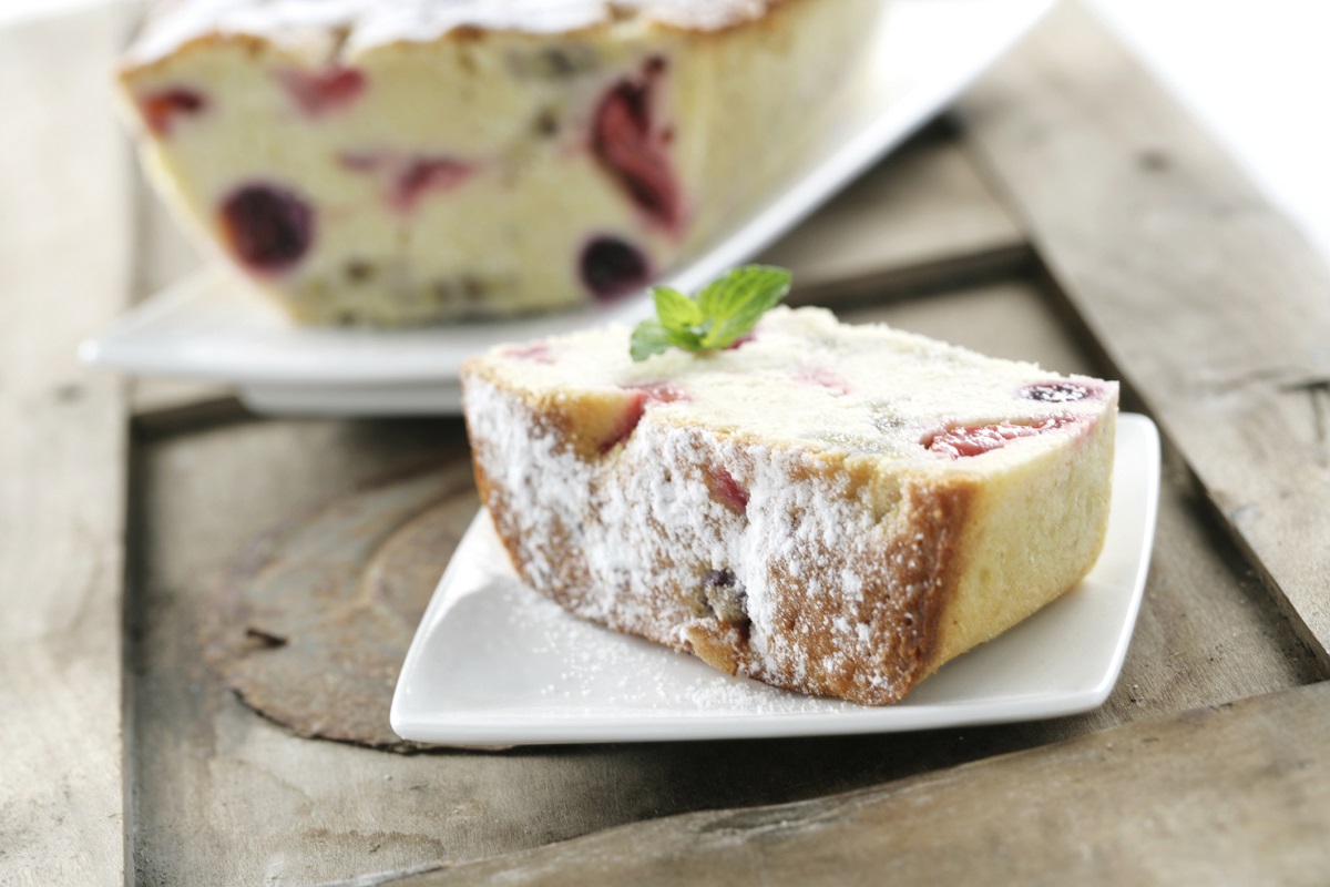 Il plumcake alle ciliegie, la ricetta del dolce di primavera