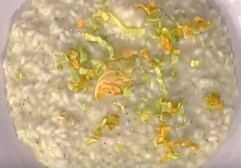 La video ricetta del risotto al pesto di zucchine arrostite e fiori di zucca dalla Prova del Cuoco