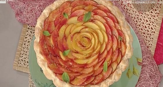 La video ricetta della sfogliata di pesche con crema di mandorle della Prova del Cuoco