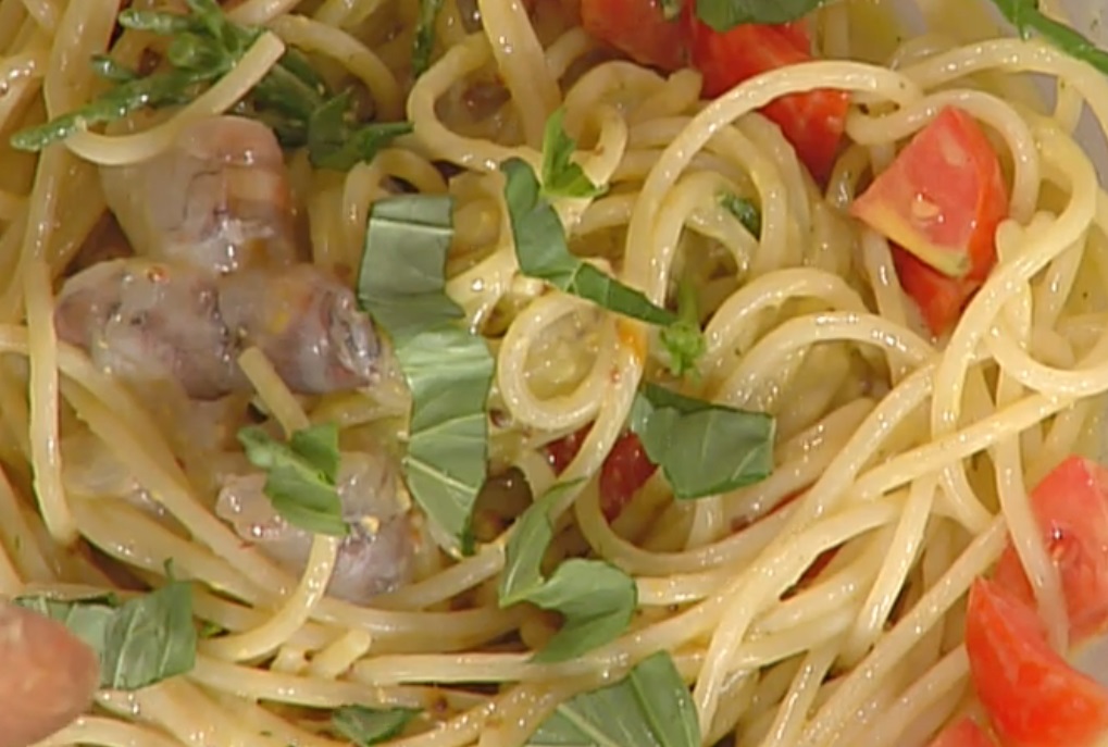 Spaghettini freddi con guacamole e gamberi: il primo piatto estivo con la video ricetta della Prova del Cuoco