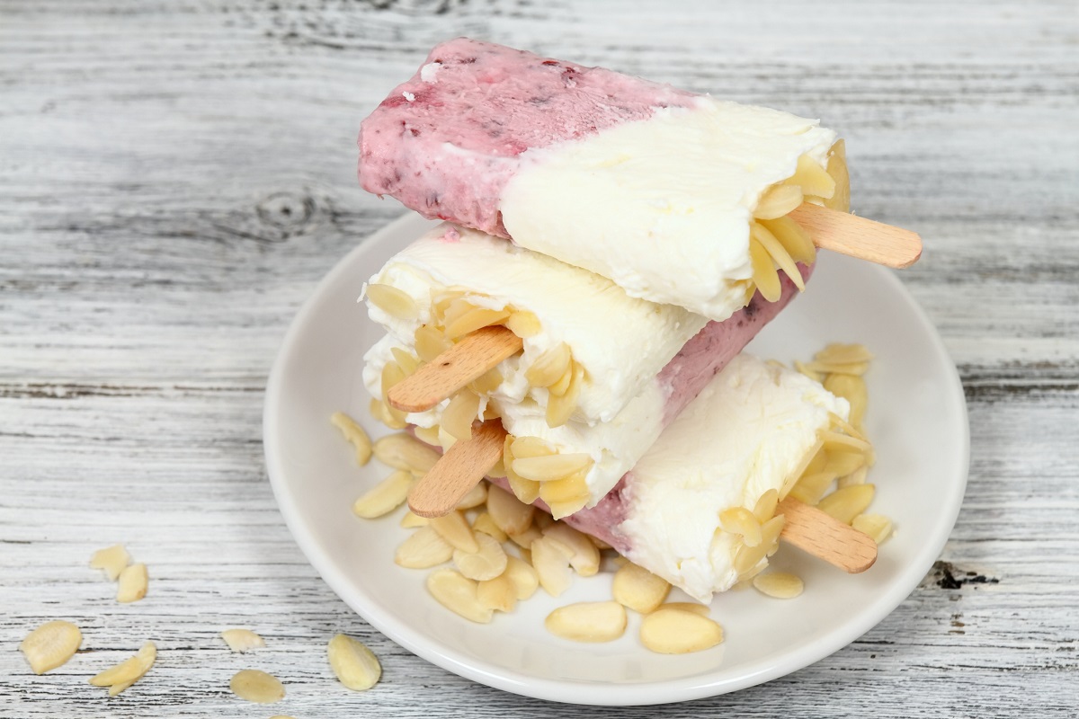 Gli stecchi di gelato allo yogurt per la merenda