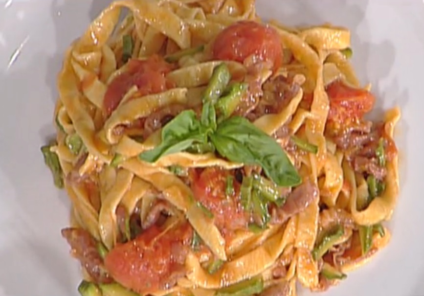 Tagliatelle con pomodori glassati, zucchine e gambuccio croccante: la video ricetta della Prova del Cuoco