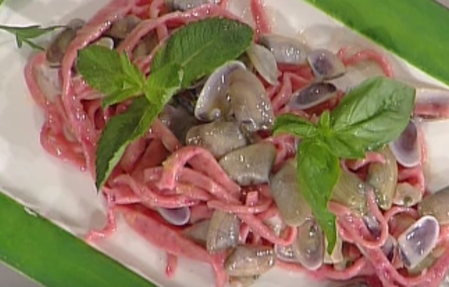 La video ricetta dei tagliolini rossi con telline e pecorino della Prova del Cuoco