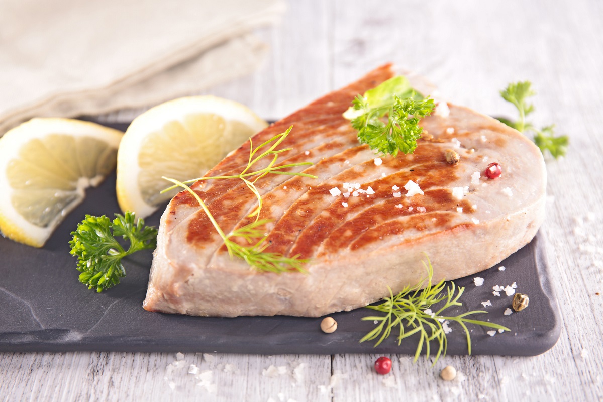 La ricetta del tonno fresco marinato e scottato in padella