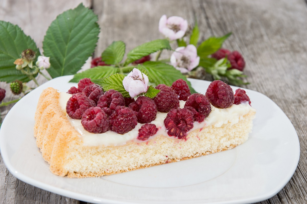 La torta con lamponi e crema pasticcera per il pranzo della domenica