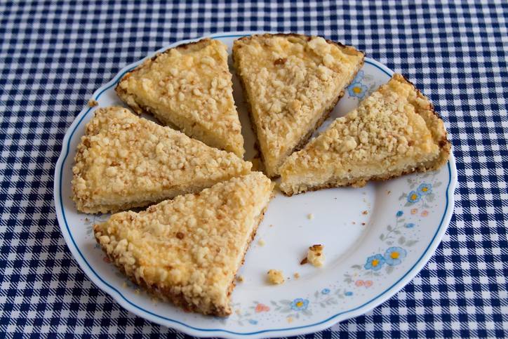 Come preparare la torta pesche amaretti e savoiardi in pochi passaggi