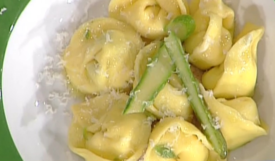 La video ricetta dei cappelletti con asparagi e ricotta al pesto di mandorle della Prova del Cuoco