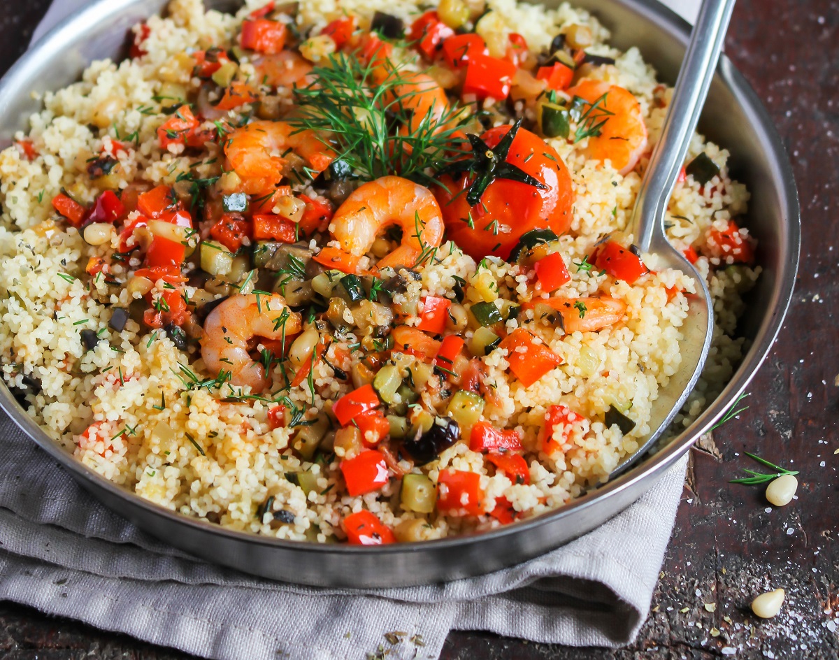 Il cous cous con zucchine e gamberi, la ricetta per le cene d&#8217;estate