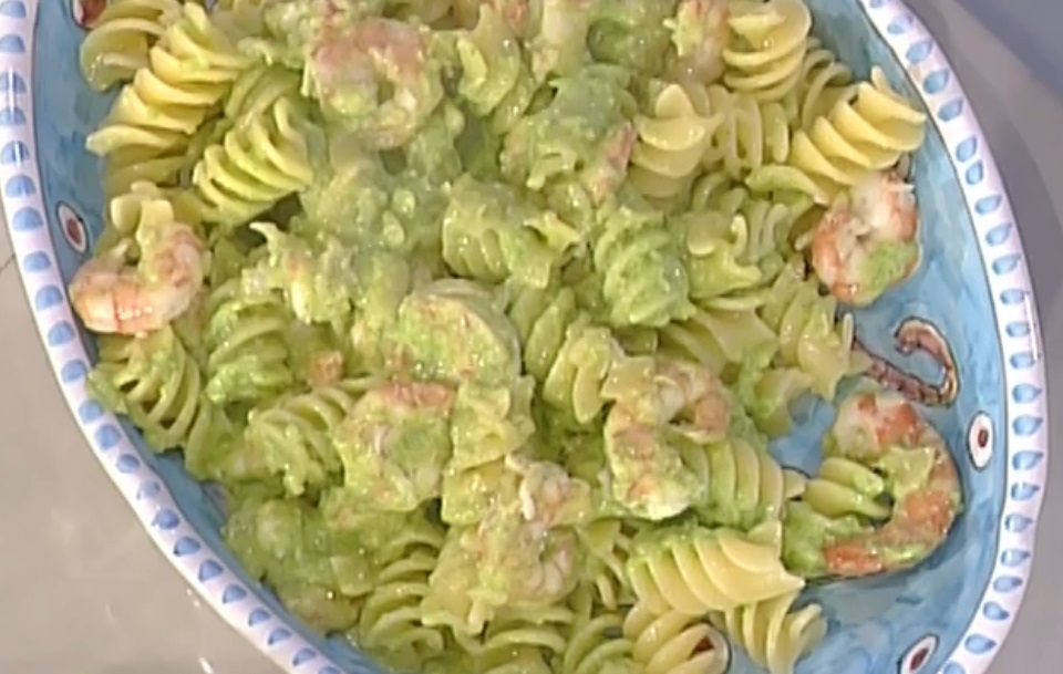 Le eliche con pesto di zucchine e gamberetti con la video ricetta della Prova del Cuoco