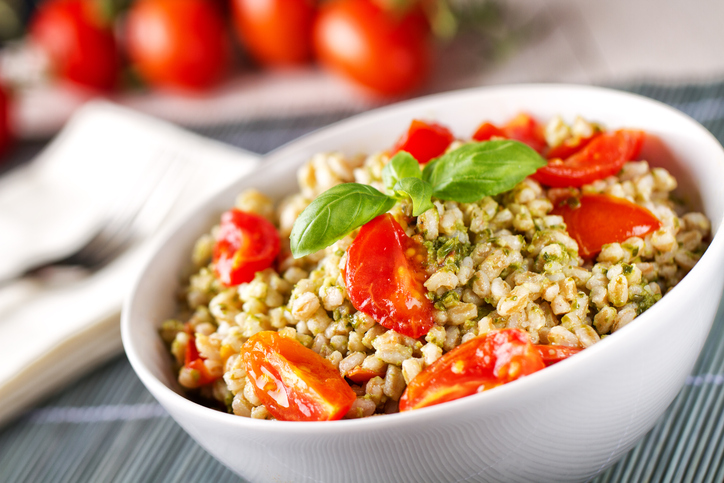 La ricetta dell&#8217;insalata di farro con pesto, pomodorini e mozzarella