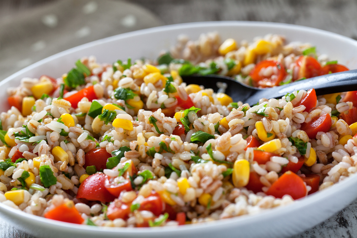 Come condire l&#8217;insalata di farro e orzo estiva