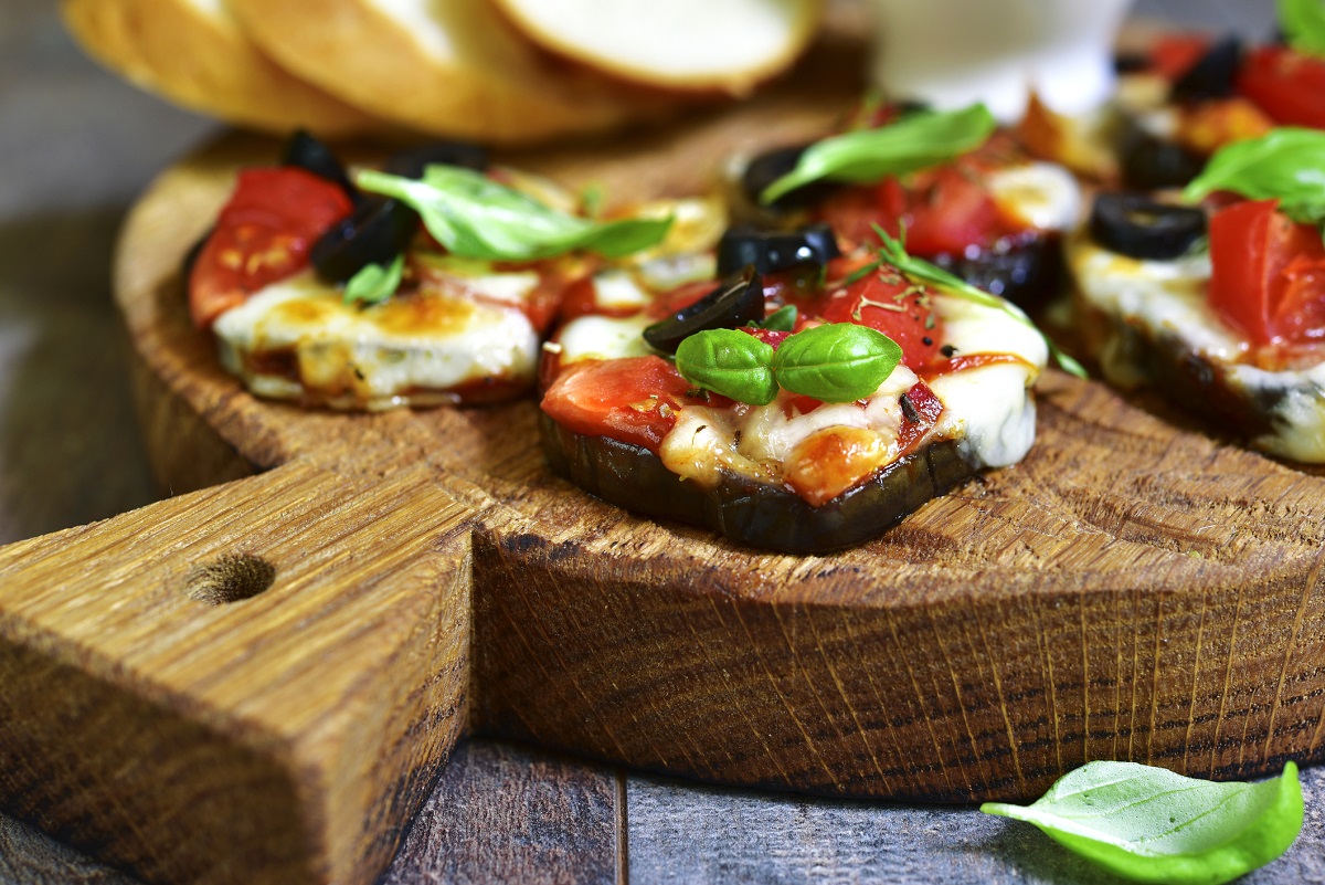 Melanzane al forno con pomodoro e mozzarella, la ricetta