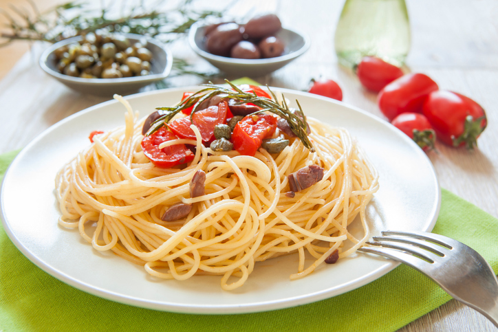 La pasta con capperi e pomodorini con la ricetta estiva