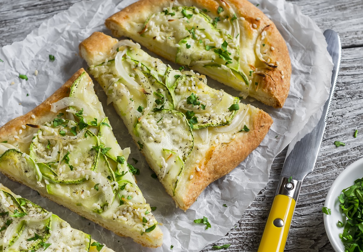 Pizza con pesto di zucchine e mandorle, la ricetta