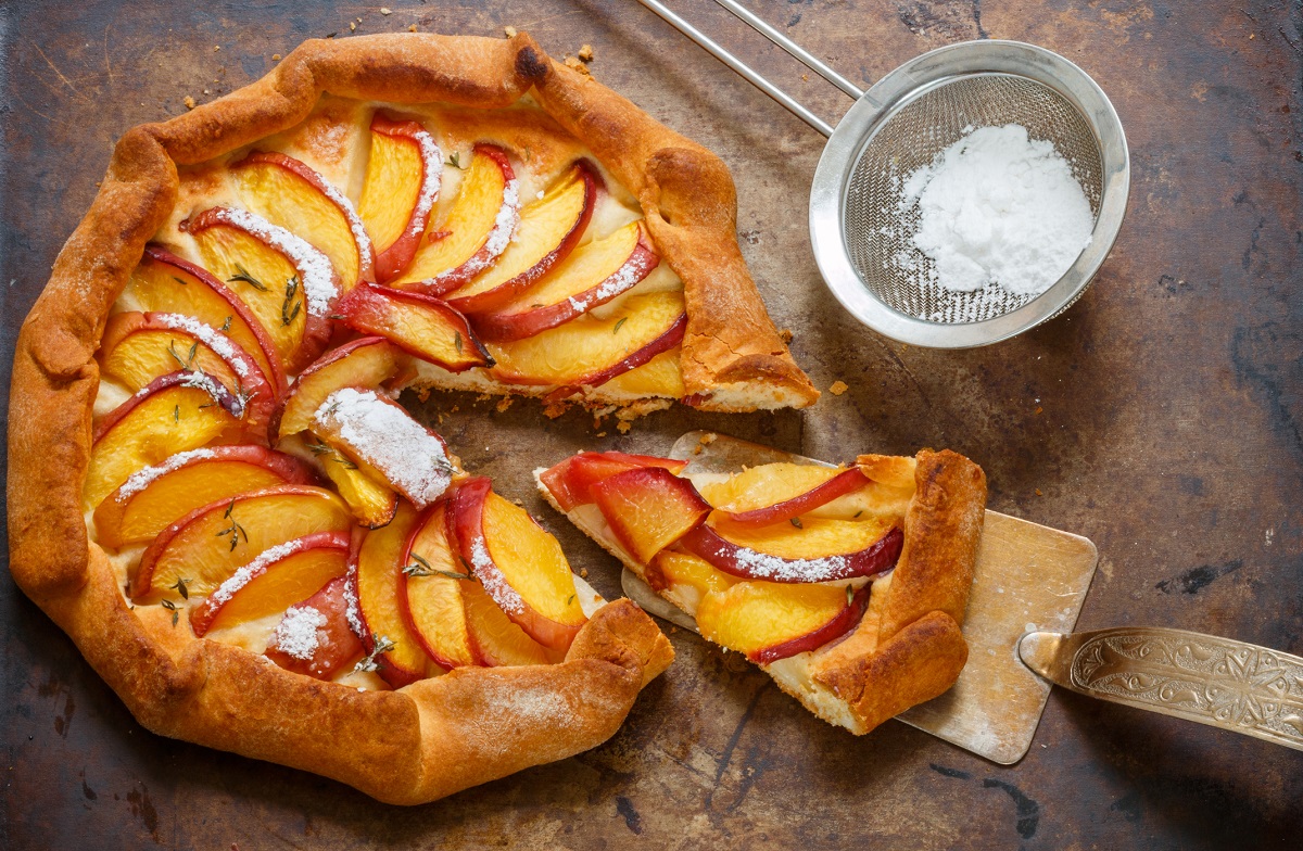 La torta di pesche con la pasta brisè