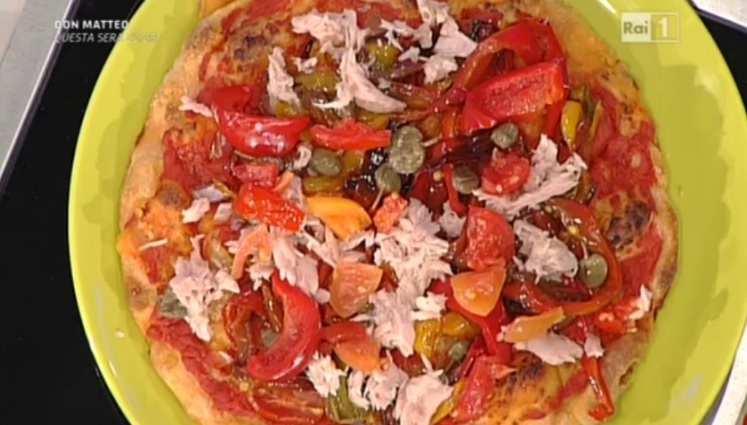 La video ricetta della pizza con tonno sott&#8217;olio, pomodori e peperoni di Gabriele Bonci alla Prova del Cuoco