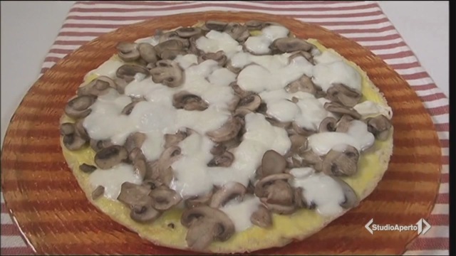 La video ricetta semplice della pizza di frittata con mozzarella e funghi