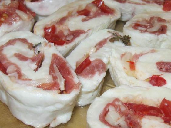 Il rotolo di mozzarella farcito con prosciutto crudo per i pranzi estivi