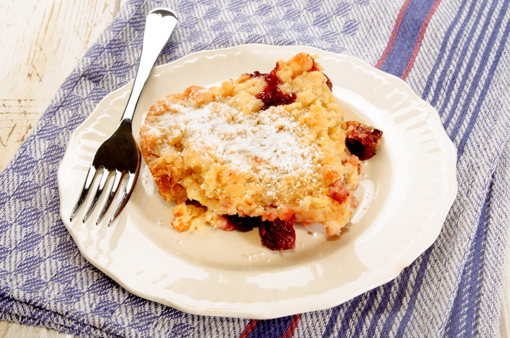 La ricetta della torta sbriciolata con ricotta e ciliegie