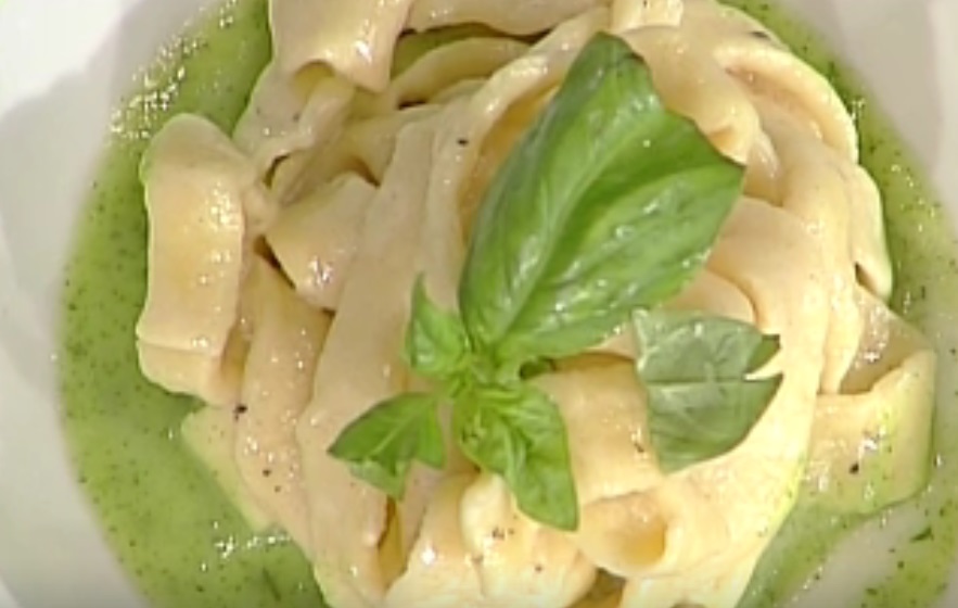 Le tagliatelle fredde al cocco su salsa di zucchine e pinoli con la video ricetta della Prova del Cuoco