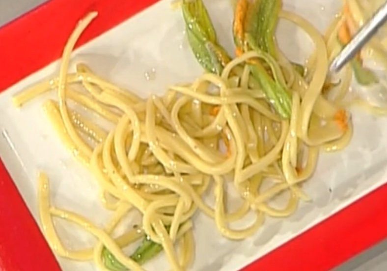 Tagliolini aglio e olio con fiori di zucca saltati: la video ricetta della Prova del Cuoco