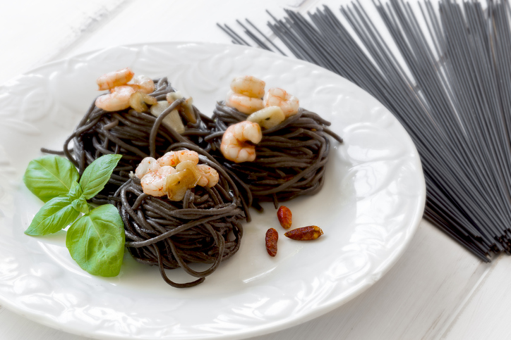 La ricetta dei tagliolini nero di seppia con gamberi