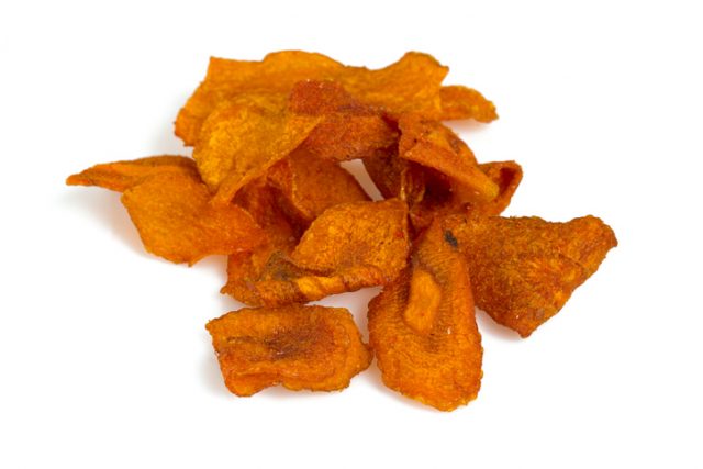 Le chips di carote al forno per uno snack sano