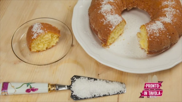 Ciambella al cocco: la video ricetta per il dolce della colazione