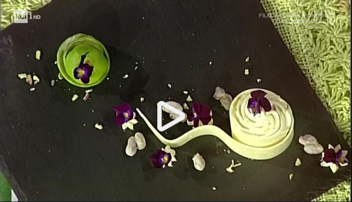 La video ricetta del dessert ananas lime e fiori freschi della Prova del Cuoco