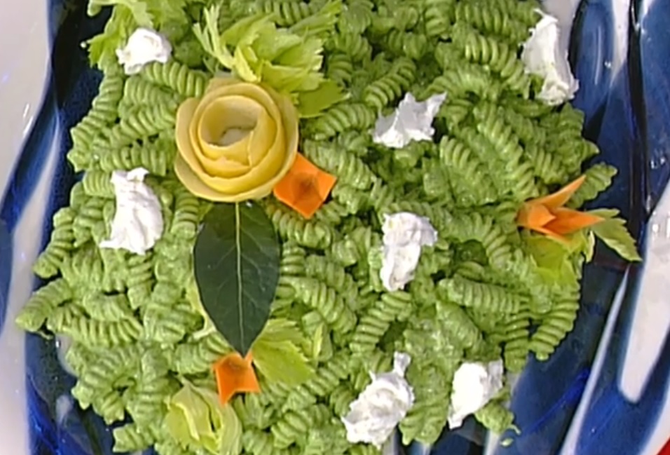 I fusilli al pesto di sedano con fiocchi di caprino al limone con la video ricetta della Prova del Cuoco