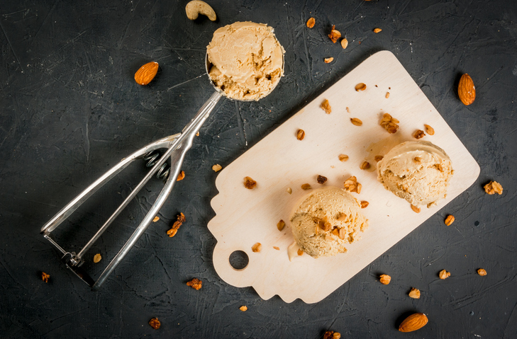 La ricetta semplice del gelato con miele e noci