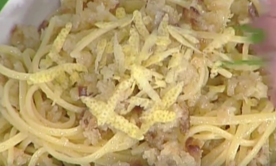 Linguine con colatura di alici e panure di limone: la video ricetta della Prova del Cuoco