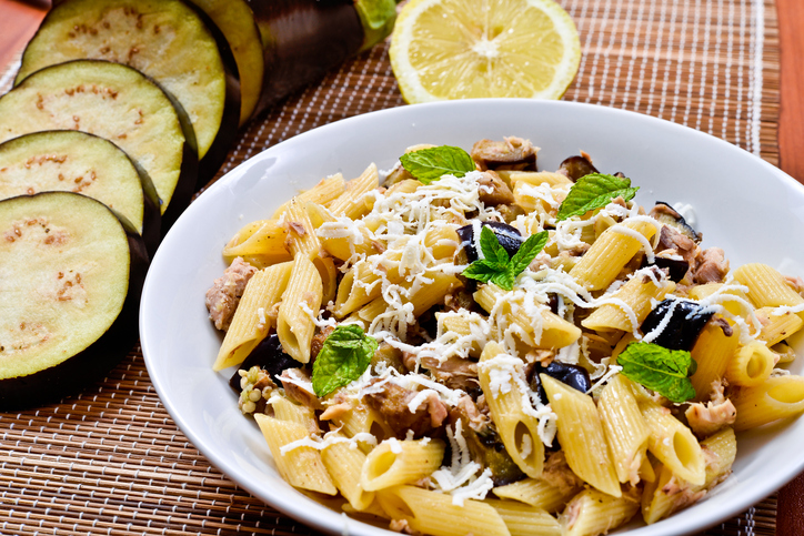 La ricetta della pasta con melanzane alici e capperi